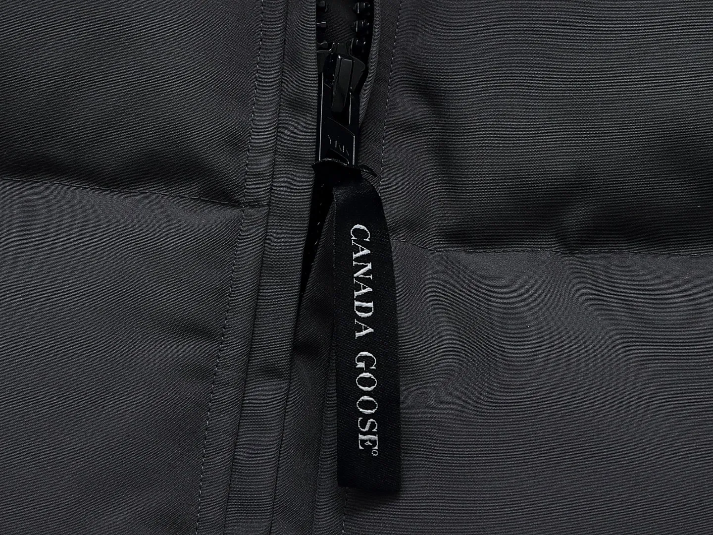 ：Black White Royal Blue Red Gray sizi： Canada Goose 04 ： ！ ， ！ CANADA GOOSE Chilliwack 01 ， ， 90 ， 。 Authentic ， 1:1 。 ， 2 ， ， 12 ， ， YKK ， ， 。 、 18 、 ，nfc 、 ， 。 、 ， 、 10 YKK ， ykk 。 、 12 ， 。 、 logo， ， Authentic。 、 ， ， ， ， 。 ，